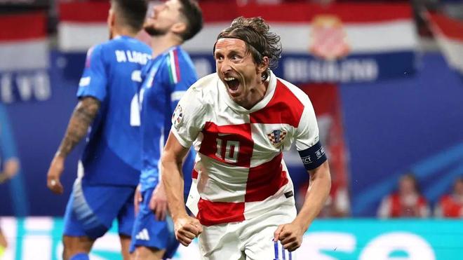 美术坚持高 美术坚持高